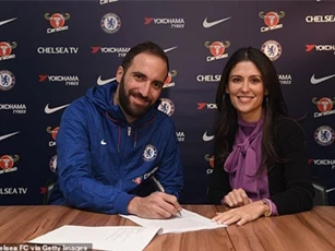 Chính thức: Chelsea nổ "bom tấn" Higuain