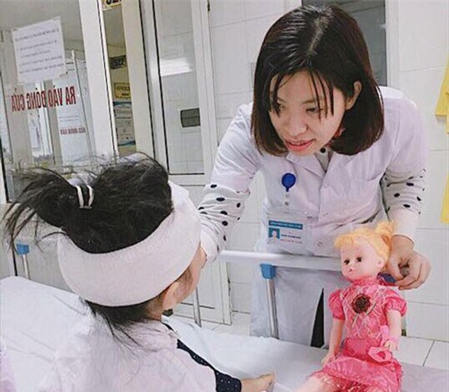 Bé gái 6 tuổi bị chó nhà tấn công nát mặt