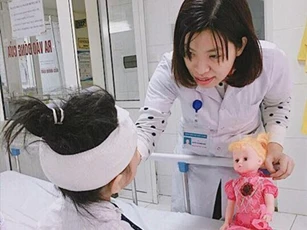 Bé gái 6 tuổi bị chó nhà tấn công nát mặt