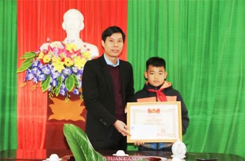 Trao bằng khen cho nam sinh cấp 2 cứu bạn khỏi đuối nước