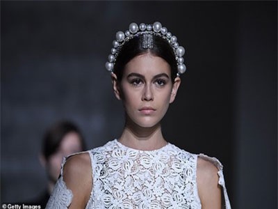 Con gái Cindy Crawford đội vương miện ngọc trai, sải bước trên sàn catwalk