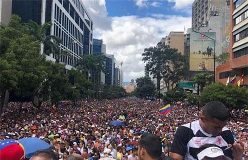 Biểu tình bùng phát tại Venezuela sau khi lãnh đạo đối lập tự nhận là tổng thống lâm thời