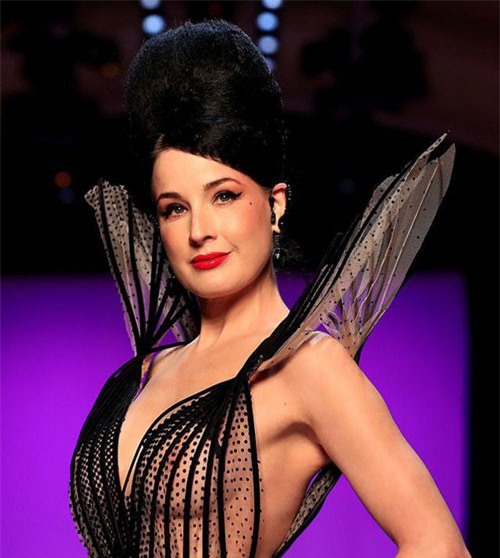 Vũ nữ thoát y tái xuất với váy xuyên thấu táo bạo