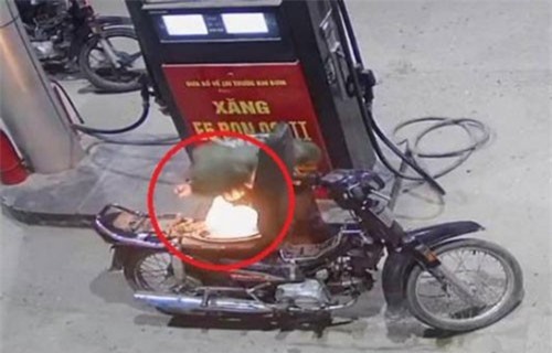 CLIP HOT (24/1): Văn Lâm ‘rao bán’ em trai, tài xế xe máy nhận cái kết 'đắng' vì bật lửa soi bình xăng