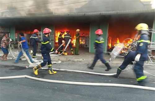 Cửa hàng nội thất cháy lớn ngày cuối năm