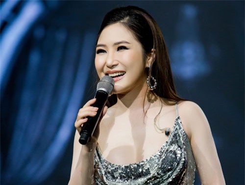 Hương Tràm chạy show đến Tết kiếm tiền trả nợ