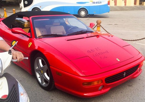 Ferrari F355 Spider độc nhất Việt Nam lăn bánh trên đường phố gây phấn khích giới mộ điệu