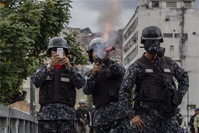 Biểu tình bùng phát tại Venezuela sau khi lãnh đạo đối lập tự nhận là tổng thống lâm thời - 3