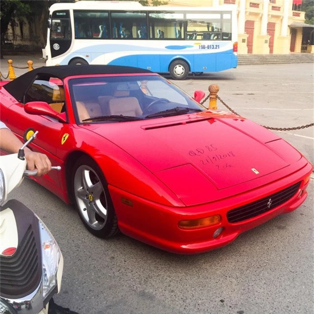Ferrari F355 Spider độc nhất Việt Nam lăn bánh trên đường phố gây phấn khích giới mộ điệu - Ảnh 1.