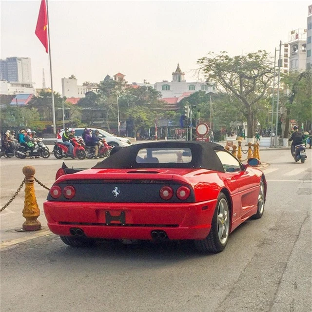 Ferrari F355 Spider độc nhất Việt Nam lăn bánh trên đường phố gây phấn khích giới mộ điệu - Ảnh 2.