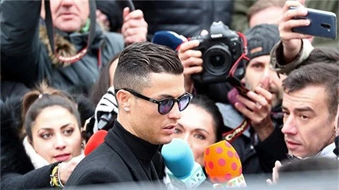 Ronaldo rời tòa án sau 45 phút cùng án phạt 19 triệu euro và 2 năm tù treo