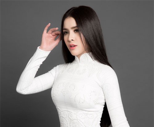 Thư Dung thanh lịch, nền nã khoe sắc với áo dài