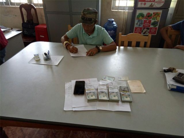 Tây Ninh: Bị bắt vì "nhận lệnh công ty" chuyển trái phép gần 35.000 USD qua biên giới