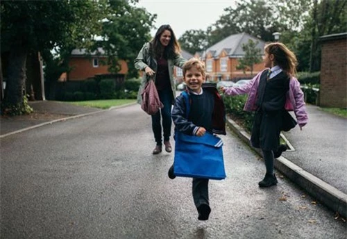 Cha mẹ có thể bị phạt nặng nếu cho con nghỉ đi chơi trong kỳ học. (Ảnh: Getty Images)