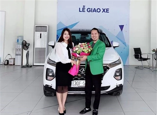 Mua Hyundai Santa Fe 2019, Vượng 'râu' cũng gặp cảnh 'bia kèm lạc'. Danh hài Vượng “râu” vừa phải chi thêm 120 triệu đồng tiền “lạc” để có thể nhận được chiếc Hyundai Santa Fe 2019 trước Tết. (CHI TIẾT)