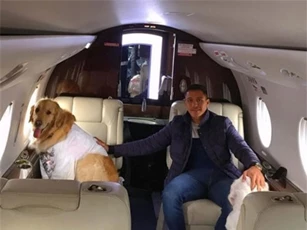 Alexis Sanchez - Dân chơi xe, máy bay và chó chính hiệu