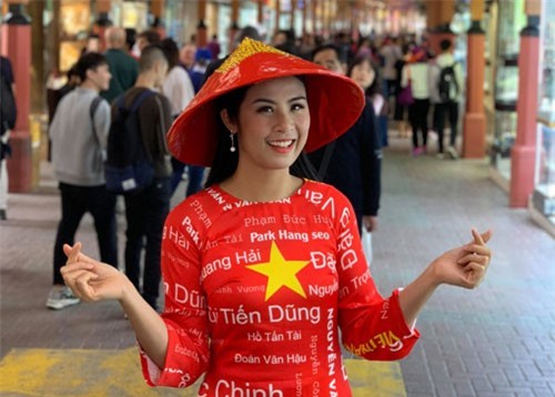 Hoa hậu Ngọc Hân được 'tỏ tình' từ đầu đến cuối chợ vàng Dubai