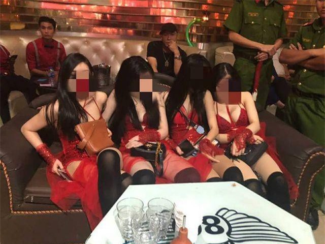 Nhóm vũ nữ múa khiêu dâm trong quán bar ở Sài Gòn