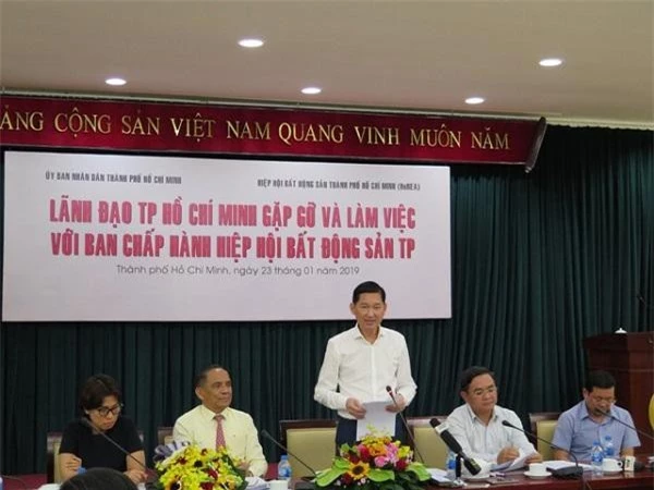 Ông Trần Vĩnh Tuyến, Phó Chủ tịch UBND TP.HCM, giải đáp thắc mắc của doanh nghiệp.