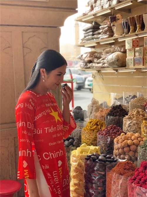Hoa hậu Ngọc Hân được tỏ tình từ đầu đến cuối chợ vàng Dubai - 1