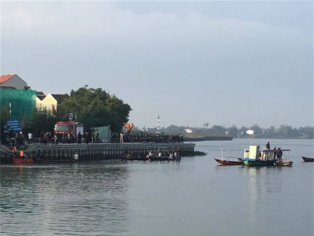 Ô tô lao xuống sông, 3 người trong gia đình du khách Hà Nội mất tích - 3