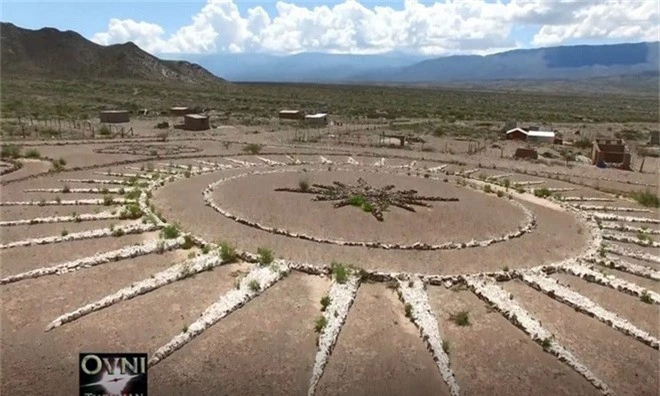 Người đàn ông Thụy Sỹ xây bãi đỗ UFO ngay giữa sa mạc vì nghe thấy lời thỉnh cầu của người ngoài hành tinh - Ảnh 2.