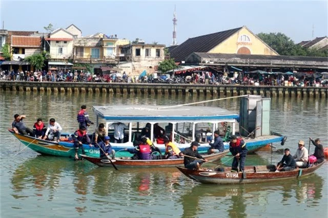 Ô tô lao xuống sông Hoài