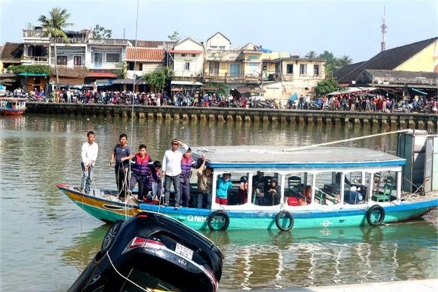 Ô tô lao xuống sông Hoài