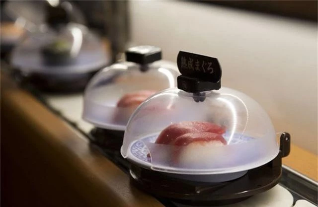 Ông Tanaka đã vay tiền để mở nhà hàng sushi băng chuyền với máy móc hiện đại. (Nguồn: Bloomberg)