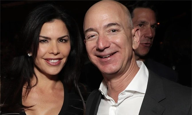Lauren Sancher với chồng Patrick Whitesell (bìa trái) và Jeff Bezos trong một sự kiện vào tháng 12/2016. Ảnh: US Weekly.