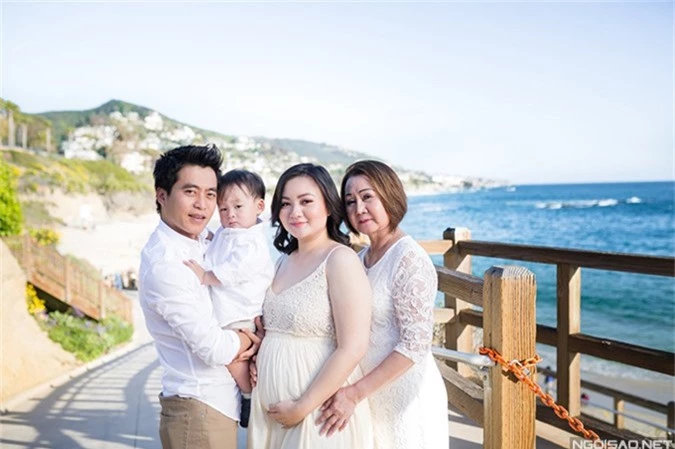 Xuân Mai kết hôn với ông xã cuối năm 2014 khi mới 19 tuổi. Trong ảnh là vợ chồng cô, con trai đầu lòng và mẹ đẻ của cô - nghệ sĩ Thu Thu.