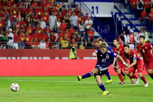 Báo Anh: 'Nhật Bản thắng nhờ quyết định tranh cãi của VAR'