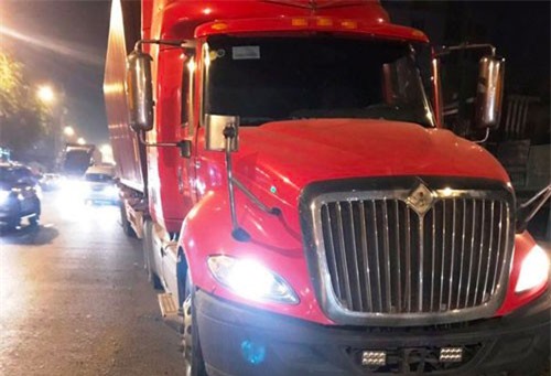 Tài xế có dấu hiệu bất thường, lái xe container lao lên dải phân cách