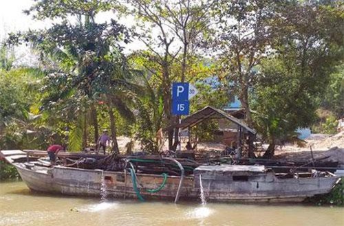 Cảnh sát mật phục bắt giữ 2 tàu “cát tặc” trong đêm khuya