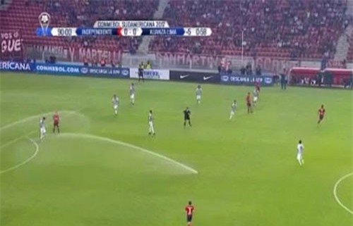 CLIP: Cầu thủ ‘ướt như chuột lột’ vì hệ thống tưới nước bất ngờ làm ‘nhiệm vụ’