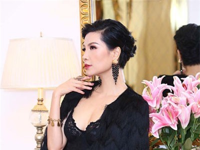 Cựu siêu mẫu Cẩm Nhung tự tin khoe sắc vóc lôi cuốn ở tuổi 42