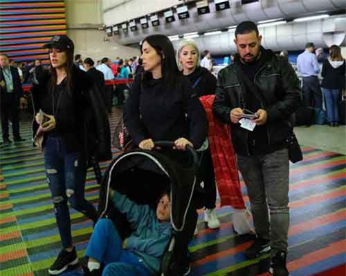 Các nhà ngoại giao Mỹ bắt đầu rời Venezuela