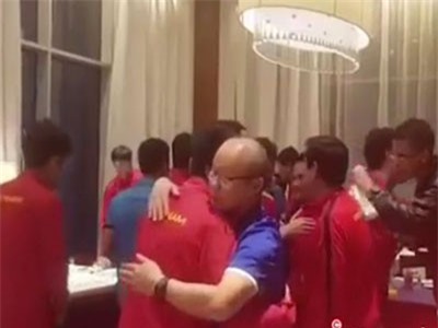 Xúc động hình ảnh thầy Park ôm học trò trước ngày về nước