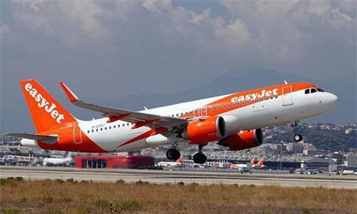 Không muốn cha mẹ tới thăm, thanh niên Pháp tung tin máy bay bị cài bom