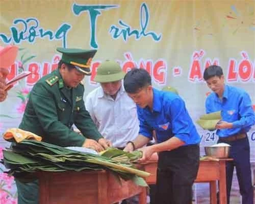 Tổ chức gói bánh chưng để tặng cho đồng bào vùng biên.