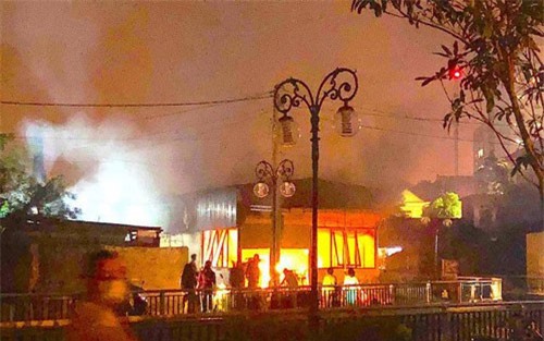 Quán cà phê bất ngờ bốc cháy trong đêm