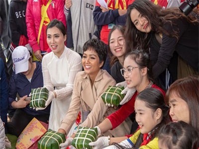 Hoa hậu H’Hen Niê tự tay gói bánh chưng tặng trẻ em nghèo