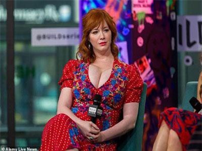 Choáng với vòng 3 'khủng' của Christina Hendricks