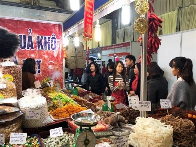 Hội chợ thu hút khách trong ngày khai mạc