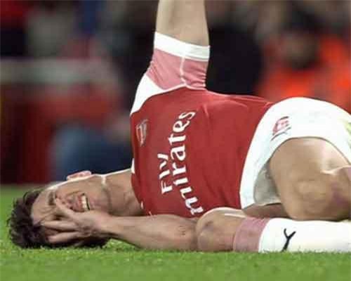 Bị Lukaku đá vào mặt, Koscielny chảy máu, đổ gục