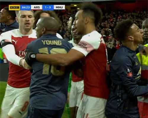 Bị ném vật thể lạ, Lingard nổi điên với CĐV Arsenal