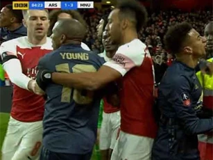 Bị ném vật thể lạ, Lingard nổi điên với CĐV Arsenal