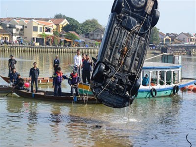 Người con hoảng loạn kể lại giây phút bố lái xe ô tô lao xuống sông khiến 3 người trong gia đình tử vong