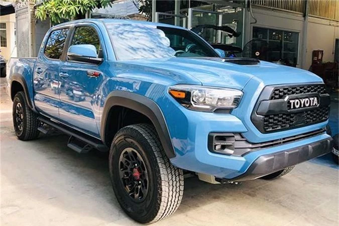 Cận cảnh bán tải Toyota Tacoma giá 2,9 tỷ tại Sài Gòn. Mẫu xe bán tải với động cơ V6 3.5L cho ra công suất 278 mã lực có mặt ở Việt Nam chỉ với số lượng khoảng 2 chiếc và đang được rao bán với giá 2,95 tỷ đồng tại TP HCM. (CHI TIẾT)