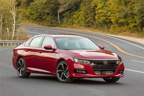 1. Honda Accord Sport 2.0T 2019 (giá khởi điểm: 30,710 USD, điểm tin cậy: 9/10).